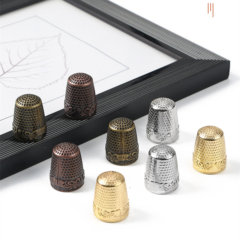 Sewing Thimble Metal - แหวนปลอกนิ้วแบบโบราณที่ป้องกันปลายนิ้วแบบย้อนยุคเข็มทำงานด้วยมือเข็มปลอกนิ้วงานฝีมืออุปกรณ์เย็บผ้าแบบทำมือ DIY สำหรับใช้ในครัวเรือน